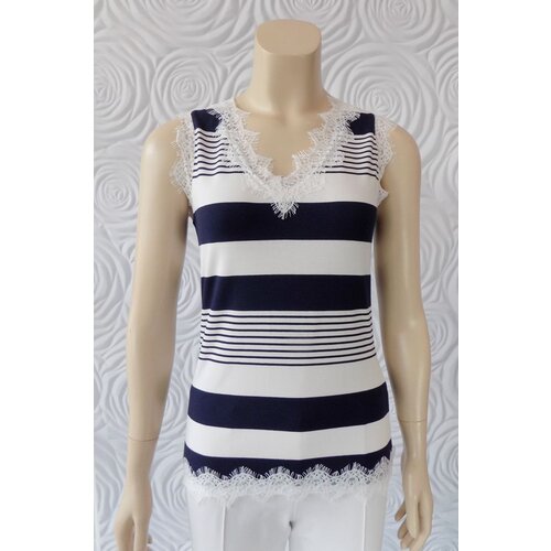 Passioni Passioni V-Neck Top With Lace Trim Detail Passioni Passioni V-Neck Top With Lace Trim Detail