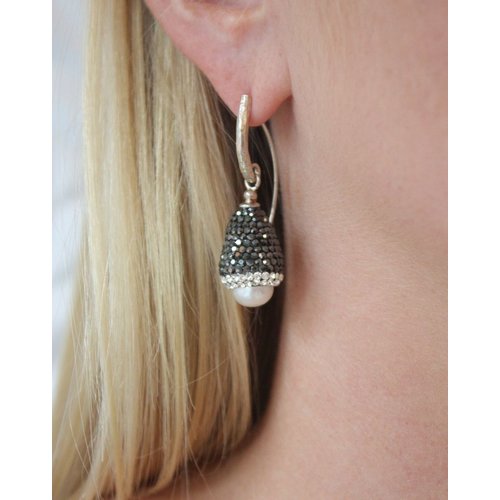 La Costa La Costa Dome Loop Silver Baroque Pearl Hematite La Costa La Costa Dome Loop Silver Baroque Pearl Hematite