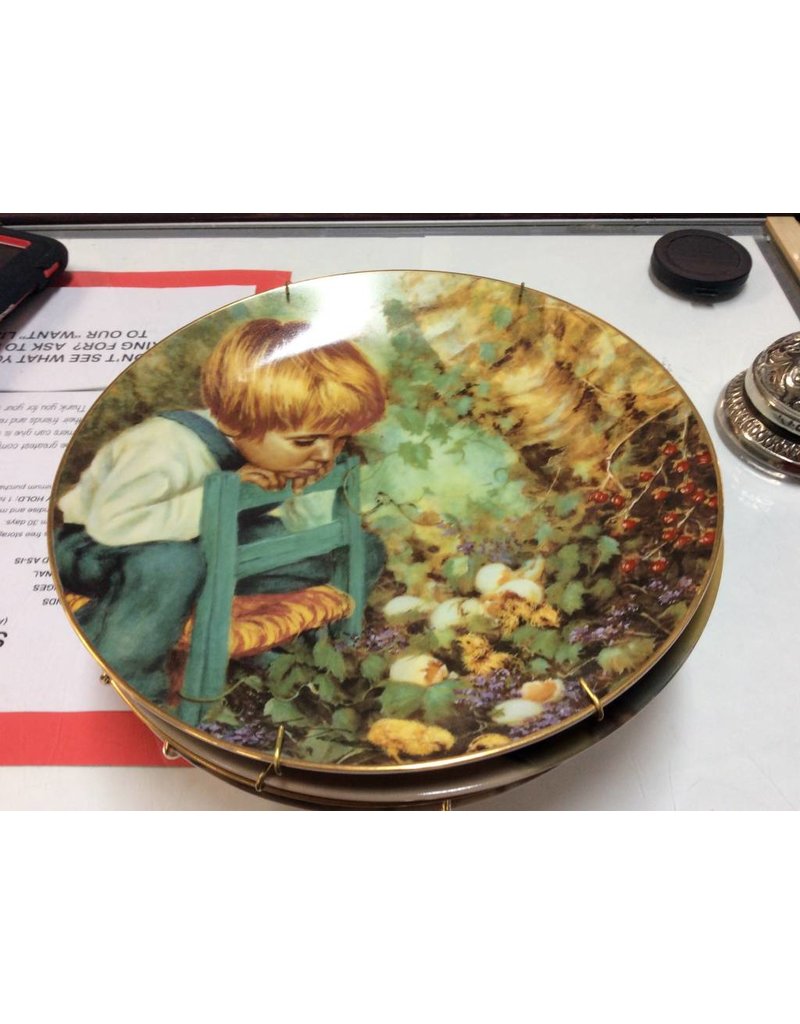 Decor Plate Boy On Chair