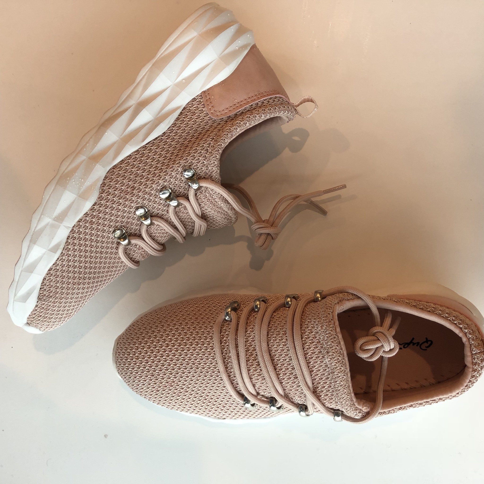 flyknit tennis shoes