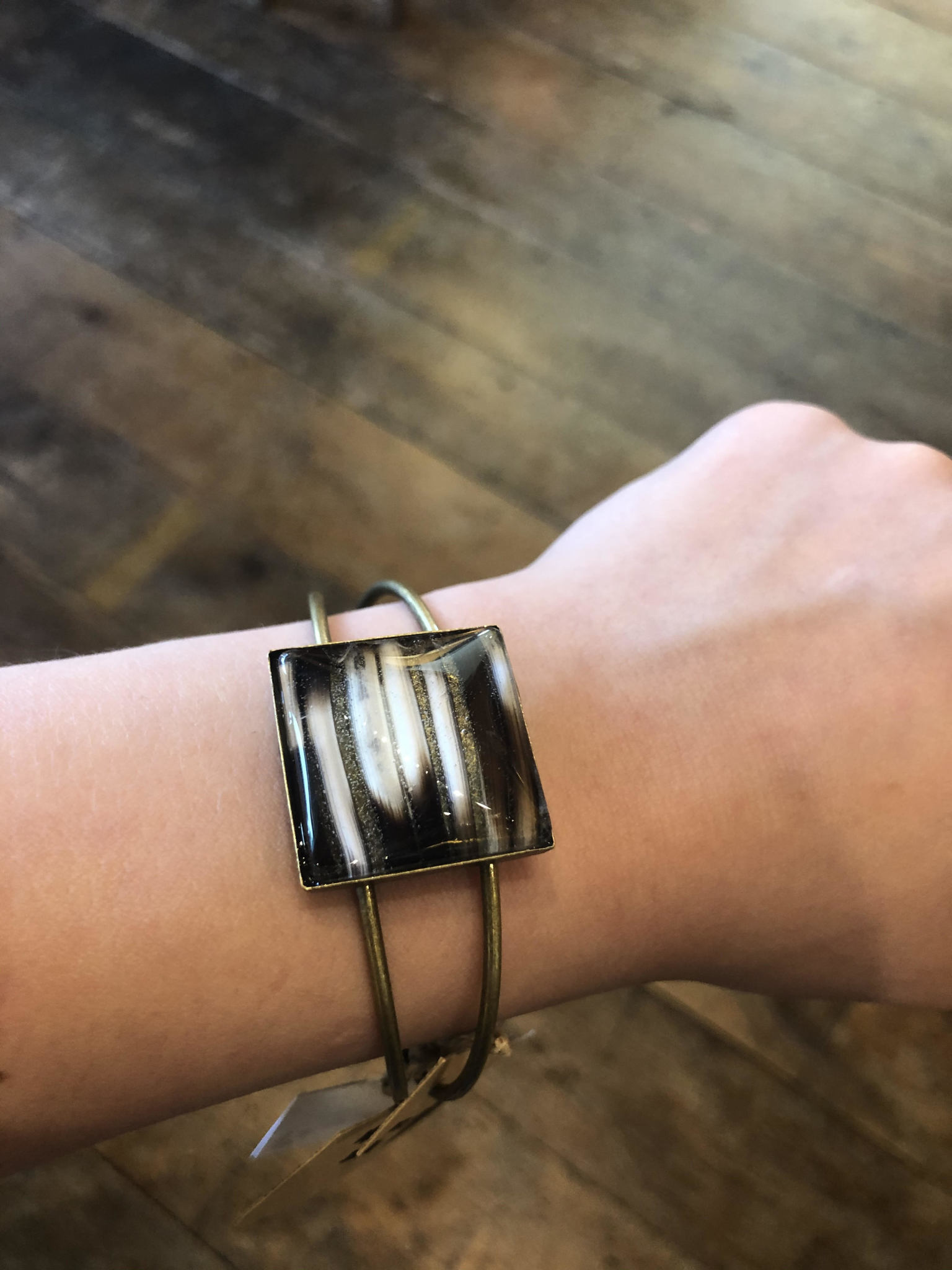 Globe Quill Bangle - Daiseye