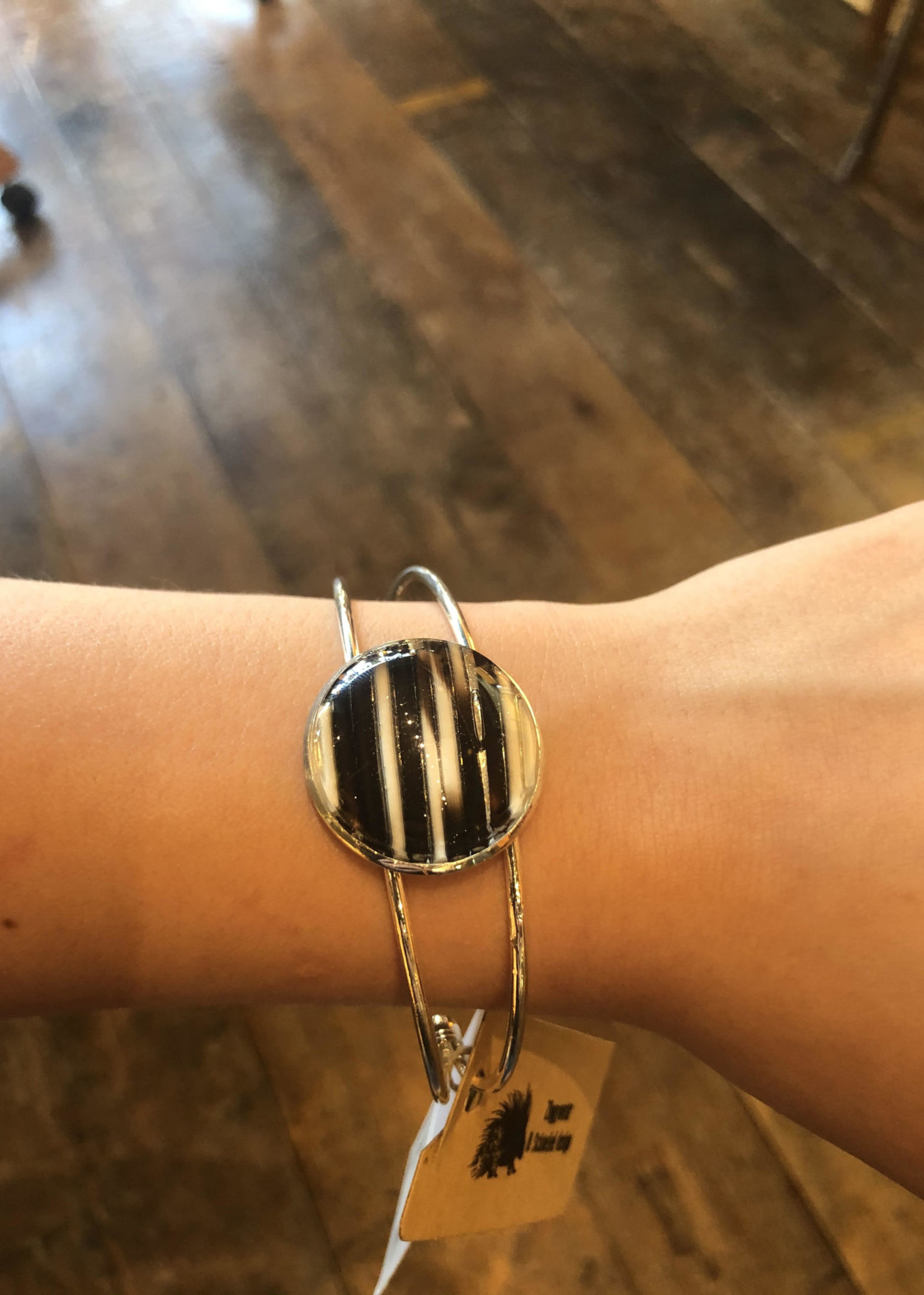 Globe Quill Bangle - Daiseye