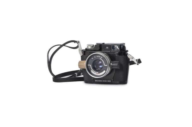 Nikon Nikon Nikonos II Weatherproof Underwater 35mm Film Camera with 35mm f/2.5 Lens