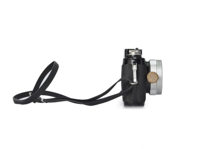 Nikon Nikon Nikonos II Weatherproof Underwater 35mm Film Camera with 35mm f/2.5 Lens