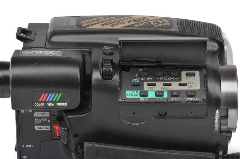 JVC JVC GR-AX910U VHS-C Camcorder Kit in Case w/ AV Cable, Charger + Battery