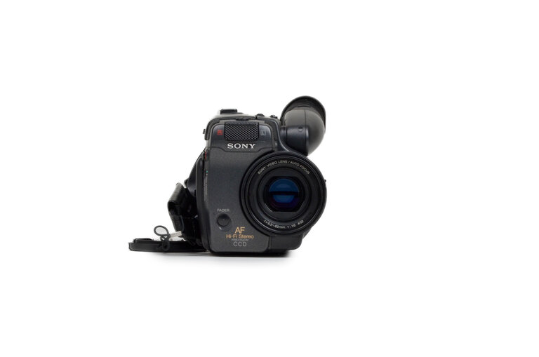 Sony Sony CCD-TR101 Hi-8 Video Camcorder (Kit with Case, Brand-New Battery, Charger, AV Cables, etc.)