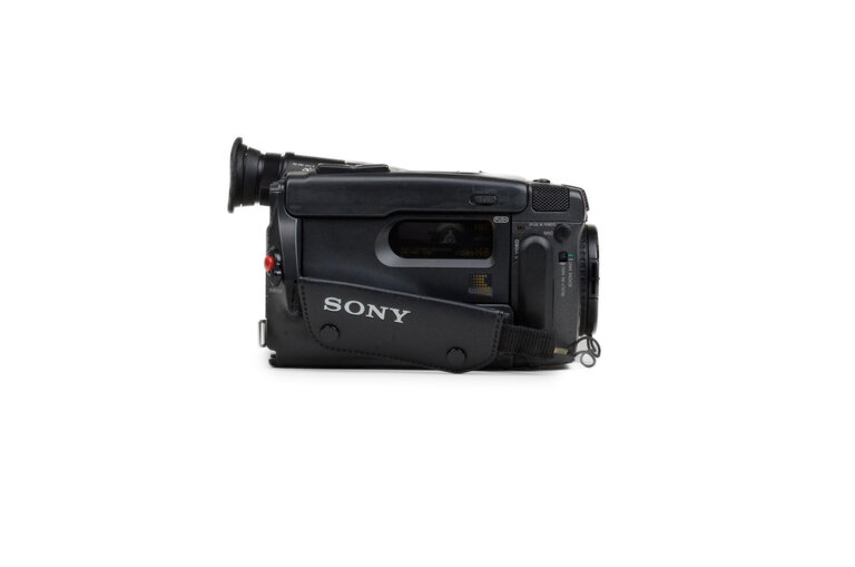 Sony Sony CCD-TR101 Hi-8 Video Camcorder (Kit with Case, Brand-New Battery, Charger, AV Cables, etc.)