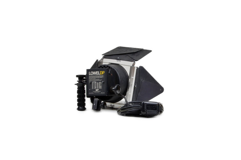 Lowel 1x Lowel DP 1k (120-220 VAC) Constant Halogen Flood Light with Barn Doors (Pat#D210927)