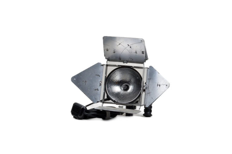 Lowel 1x Lowel DP 1k (120-220 VAC) Constant Halogen Flood Light with Barn Doors (Pat#D210927)