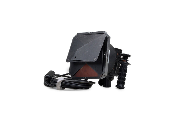Lowel 1x Lowel DP 1k (120-220 VAC) Constant Halogen Flood Light with Barn Doors (Pat#D210927)