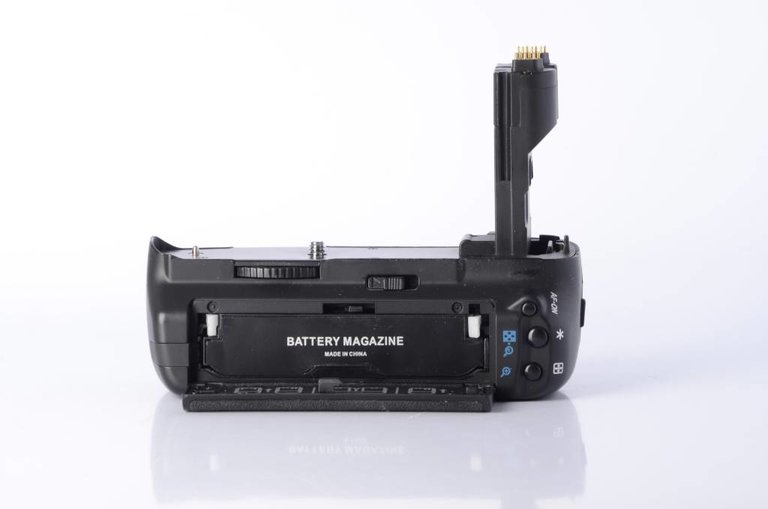 Vivitar VIV-PG-7D Battery Grip For the Canon EOS 7D
