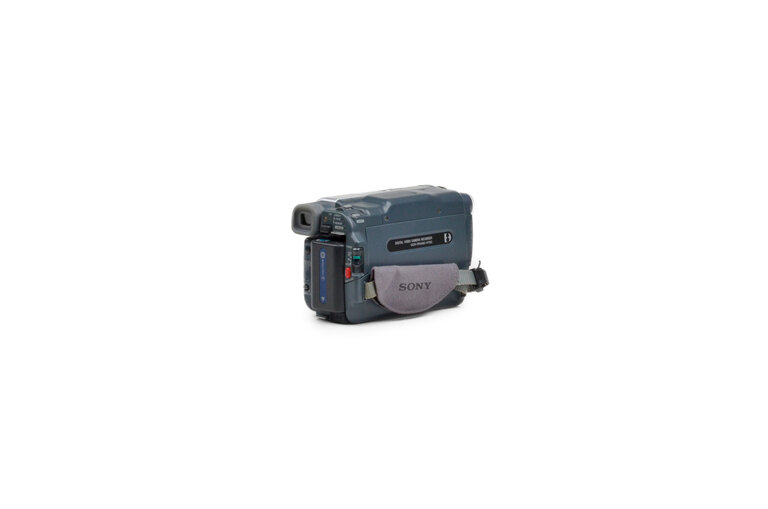 Sony Sony HandyCam DCR-TRV460 D-8 Camcorder (kit with Case, Power Supply, Manual)