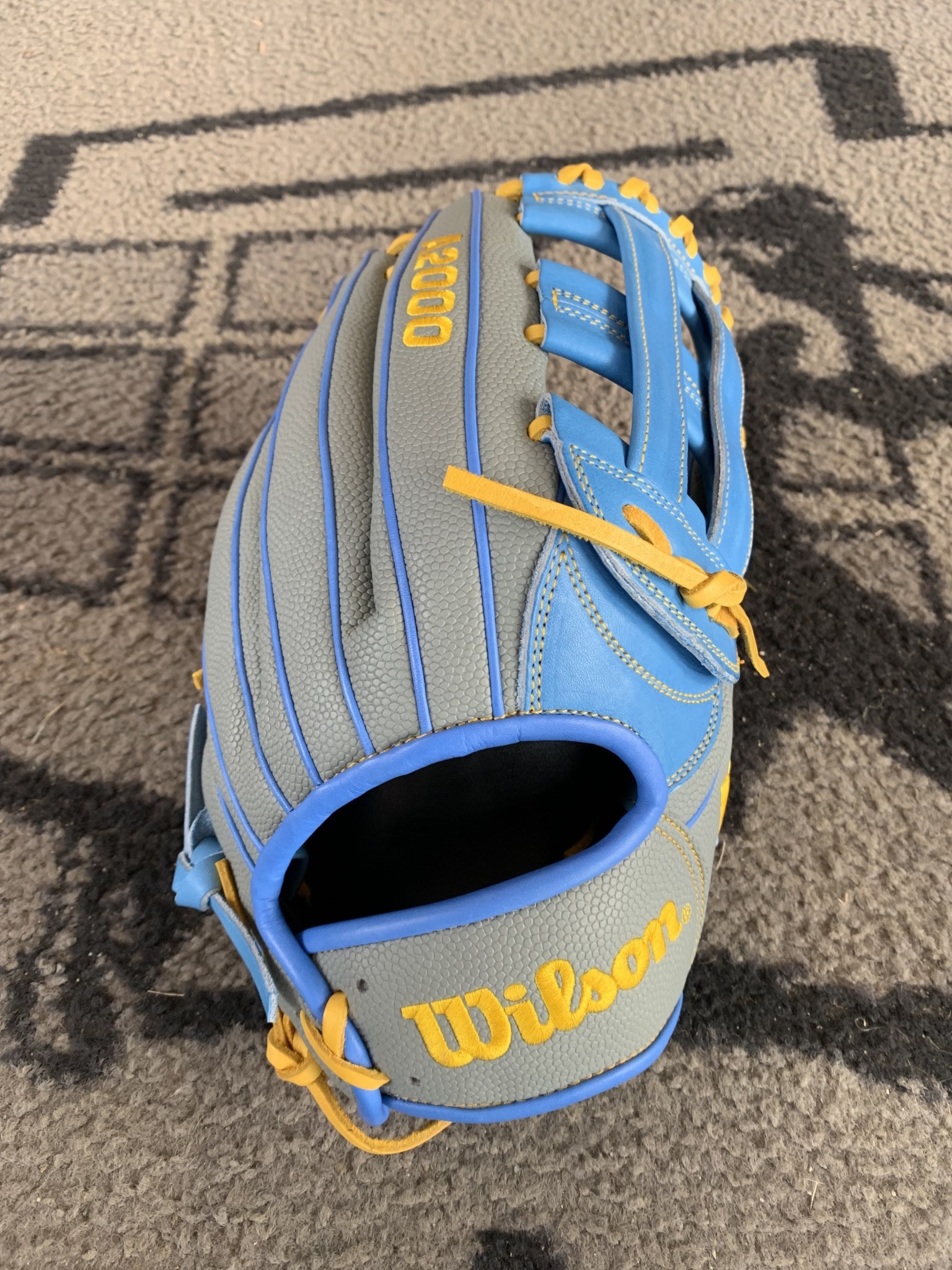 Wilson 2022 A2000 SP125 SMU SuperSkin grey-blue-yellow 12,25'' RHT slowpitch glove