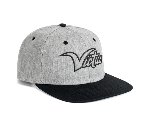 VICTUS OUTLINE SCRIPTED TRUCKER HAT