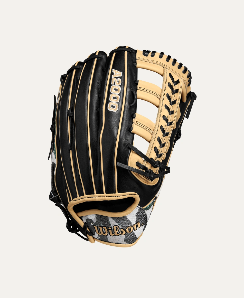 Wilson Winter A2000® 1810 12.75” Outfield Baseball Glove RHT