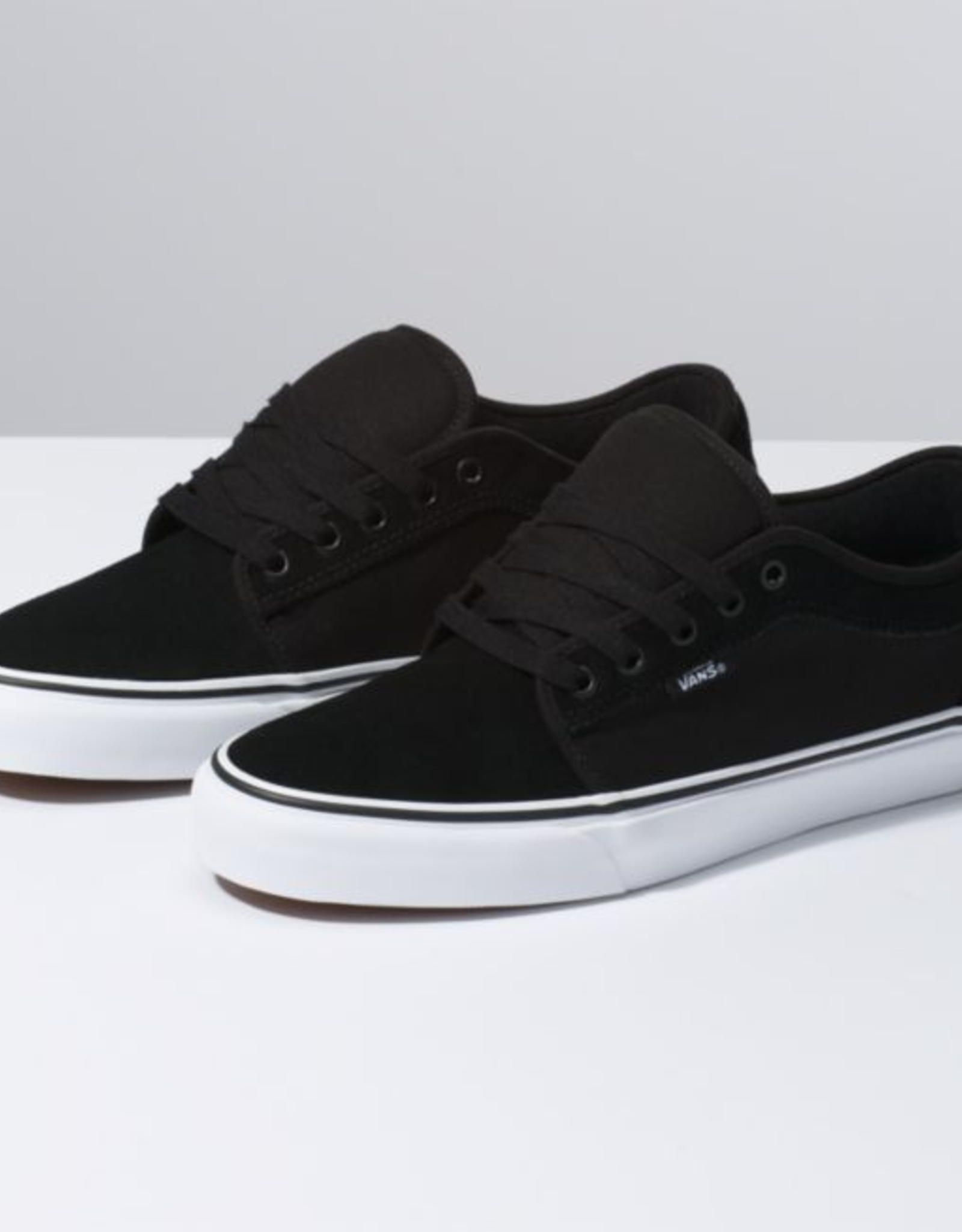 vans chukka low suede