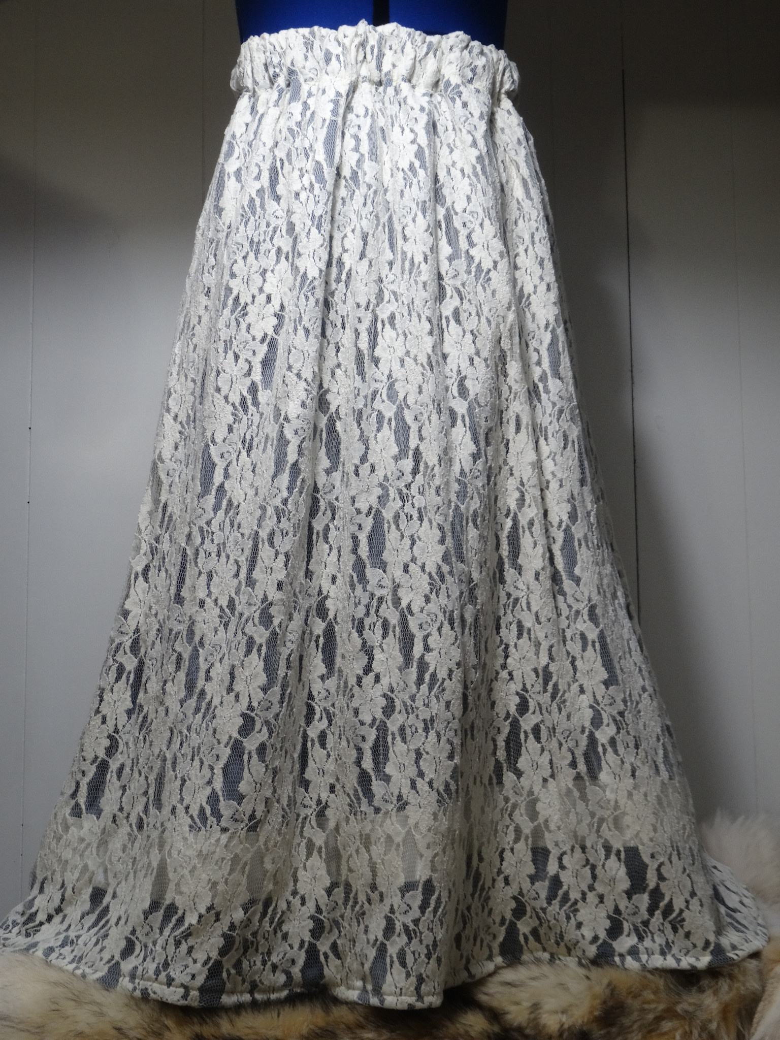 AW Womens Cream Lace Overlay Single Ribbon Skirt Large - The