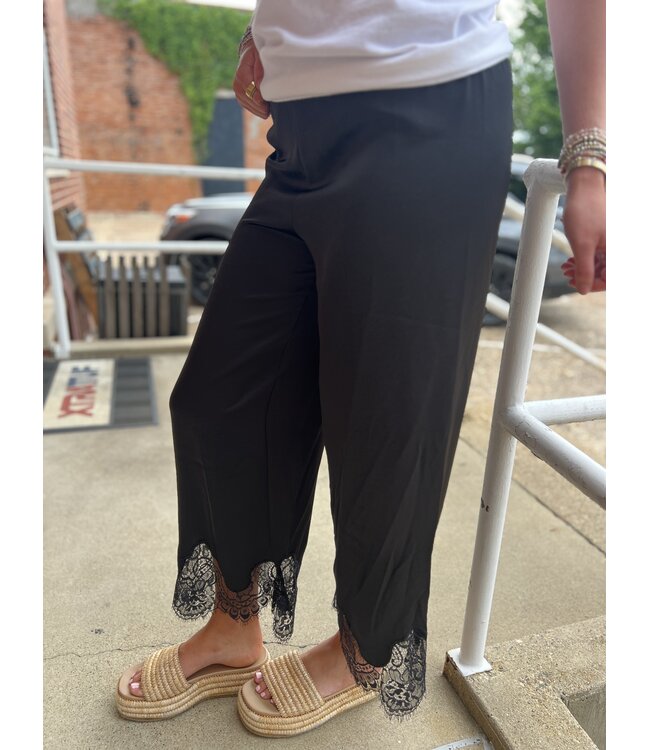 Mid Rise Cropped Lace Trim Pants P9017