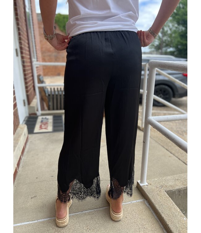 Mid Rise Cropped Lace Trim Pants P9017