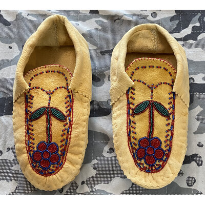 Moosehide Moccasins with Beaded Flower - size L5-6