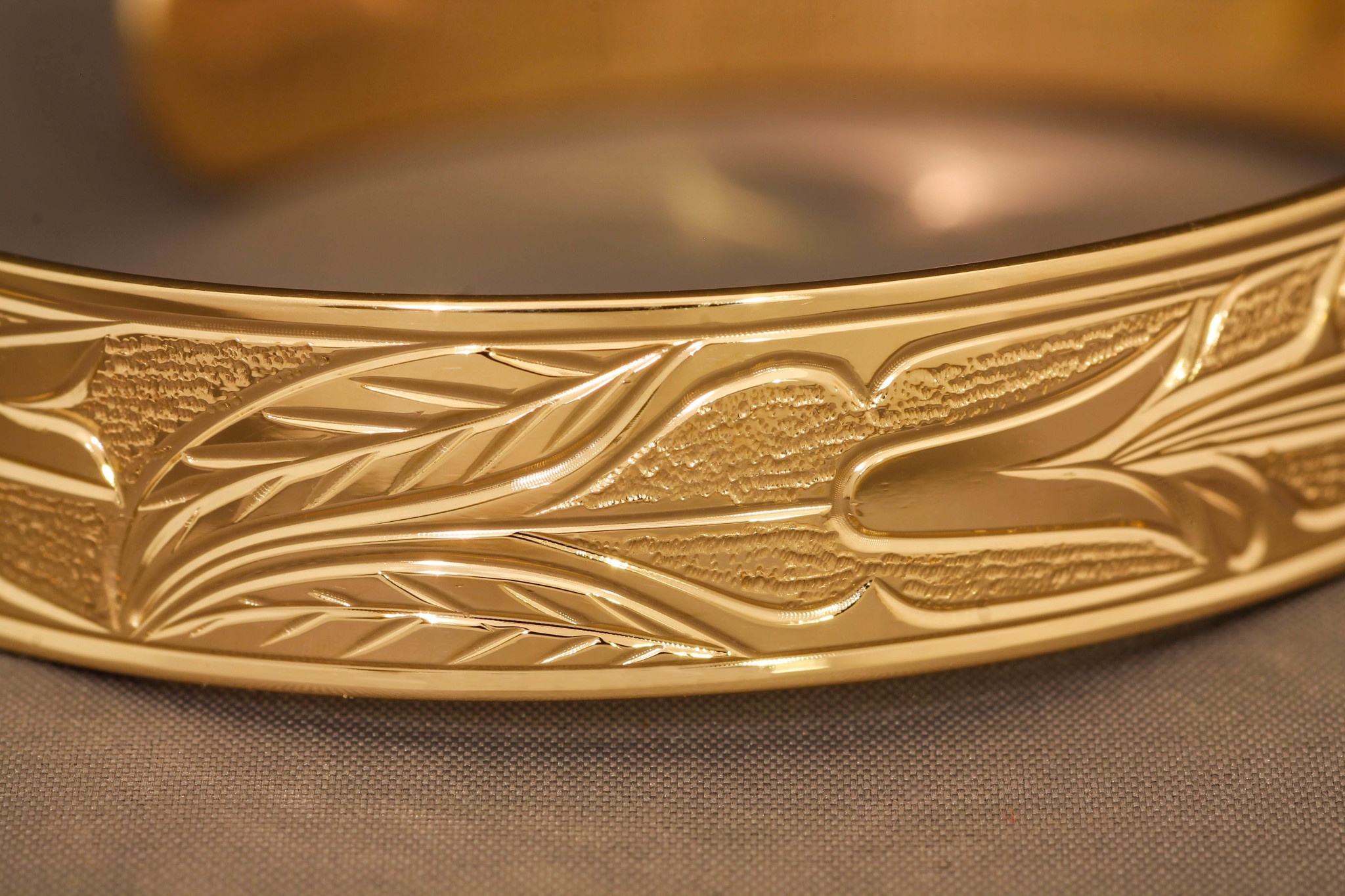 Gold 1/4" Hummingbird Bracelet