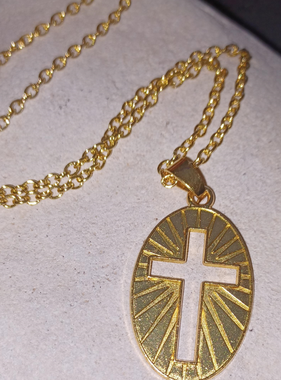 Gold Tone Cross Pendant w/Chain