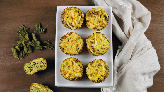 Muffins salés aux œufs, légumes et ortie