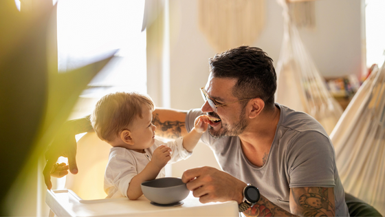 Bébé est prêt à manger ? 1, 2, 3… Partez!