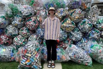 Hugo amasse plus de 50 000 bouteilles et canettes!