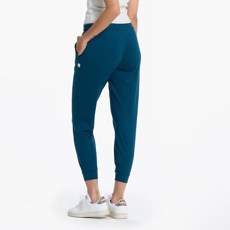 Vuori on Vacation  Joggers outfit, Colorful leggings, Performance