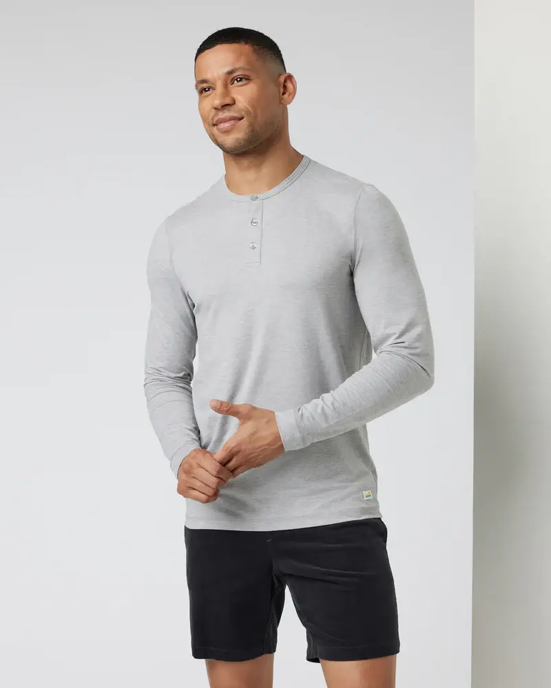 Vuori MEN'S EASE PERFORMANCE HENLEY LIGHT HEATHER GREY