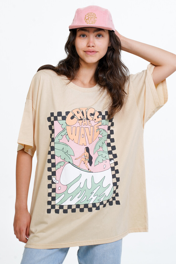 Notice the reckless WOMEN'S CATCH THE WAVE OVERSIZED T-SHIRT SAND