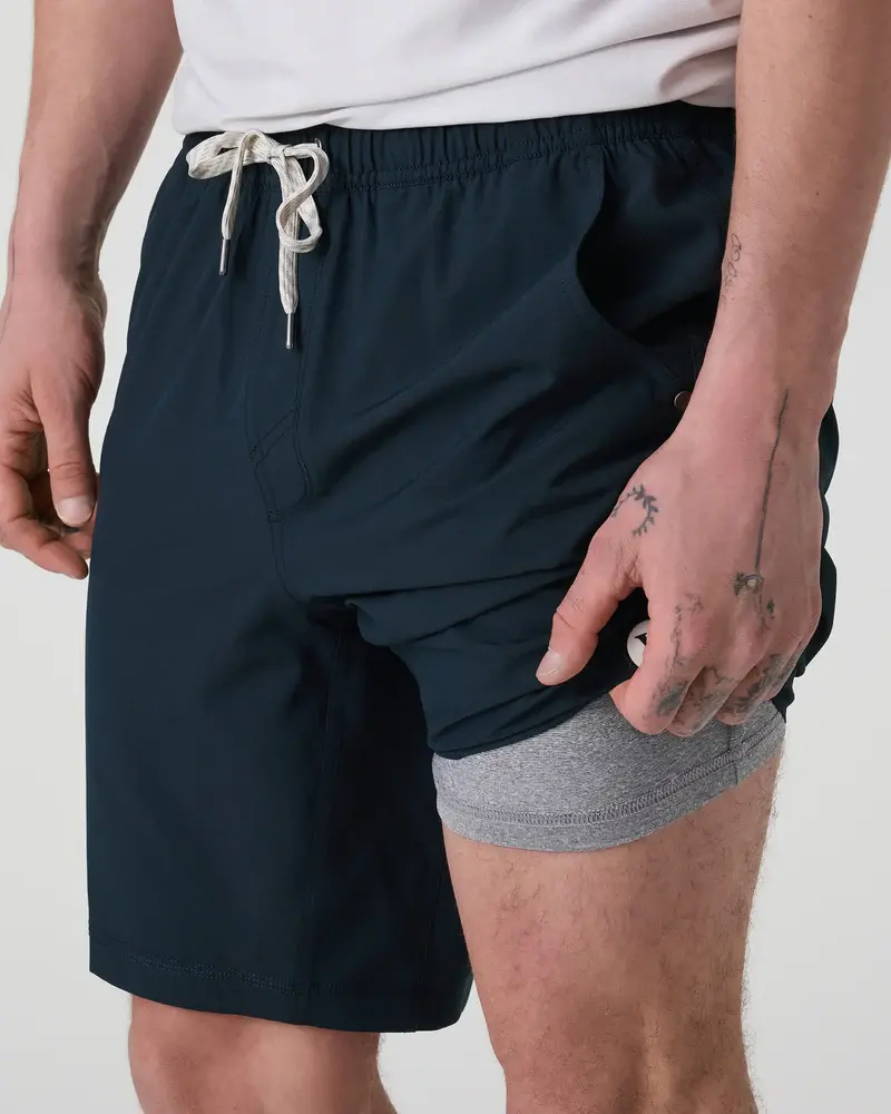 Vuori MEN'S KORE SHORT LINED 7" INK