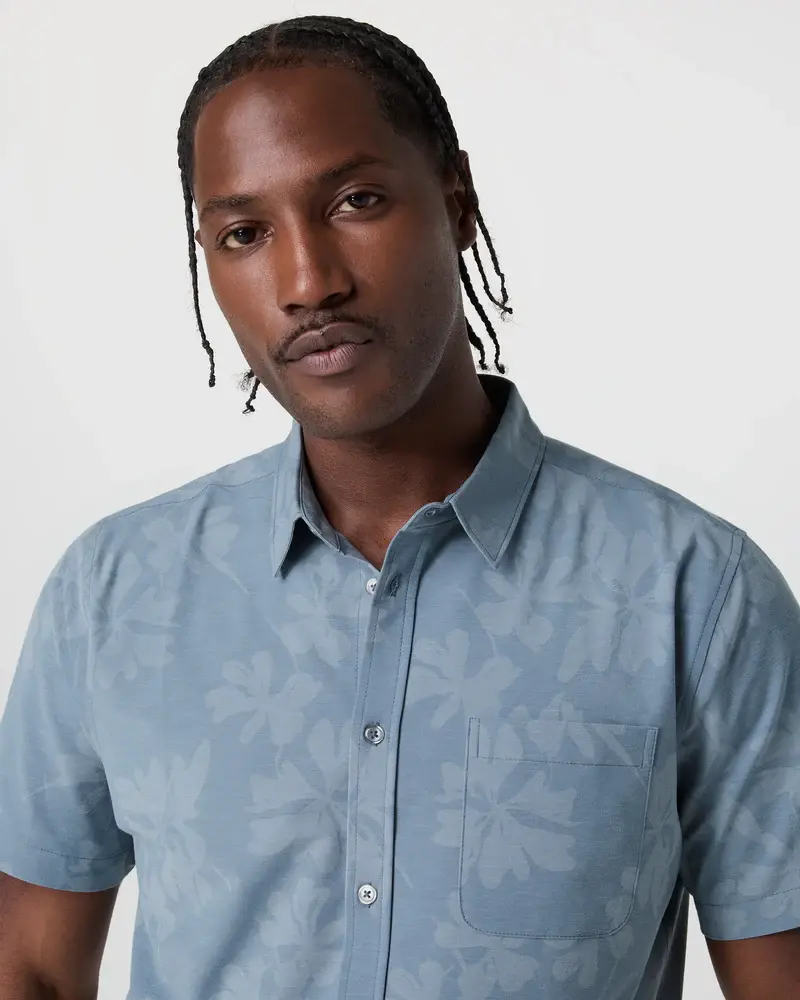 Vuori HOMMES BRIDGE BUTTON DOWN SHORT SLEEVE DUSTY BLUE PLUMERIA