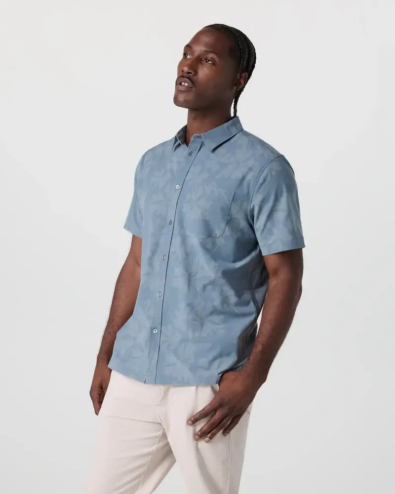 Vuori HOMMES BRIDGE BUTTON DOWN SHORT SLEEVE DUSTY BLUE PLUMERIA