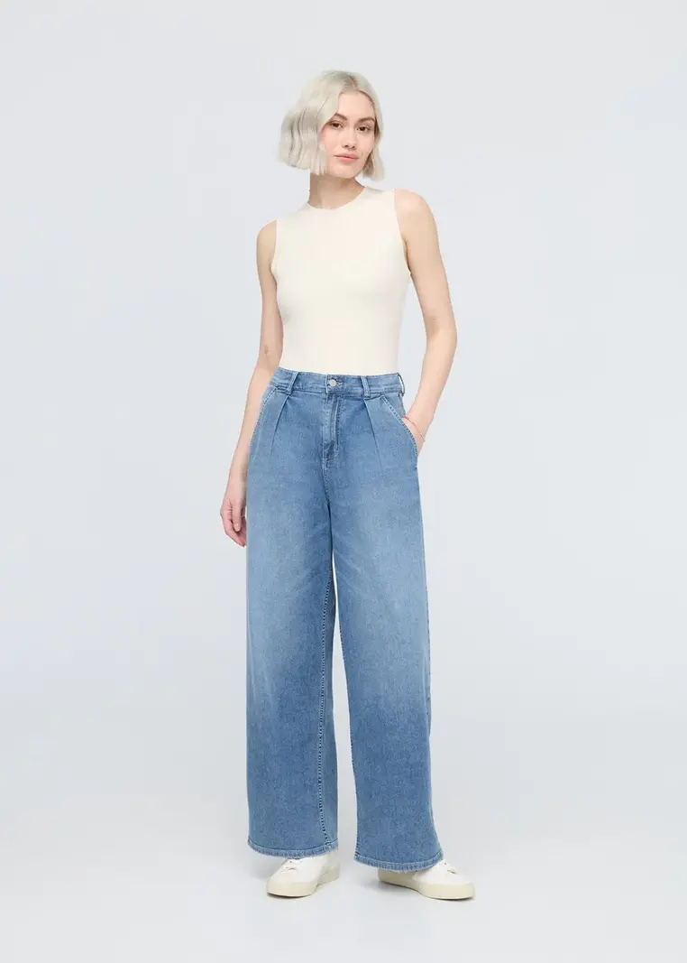 Du/er FEMMES PERFORMANCE DENIM LITE PLEATED PANT SLATE INDIGO