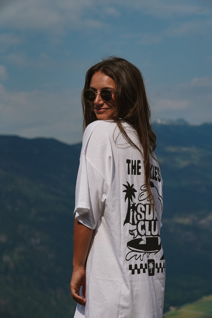 Notice the reckless FEMMES SURF CLUB TEE DRESS WHITE