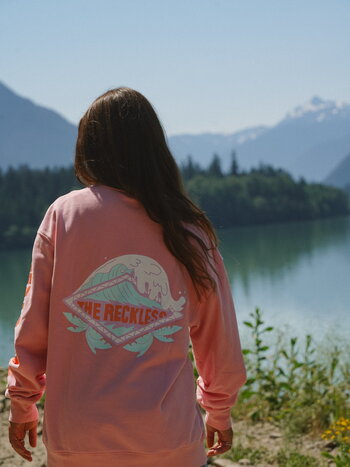 Notice the reckless WOMEN'S RIPTIDE CREWNECK WASHED PINK