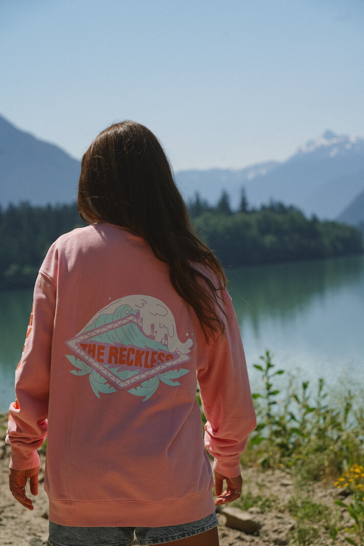 Notice the reckless FEMMES RIPTIDE CREWNECK WASHED PINK