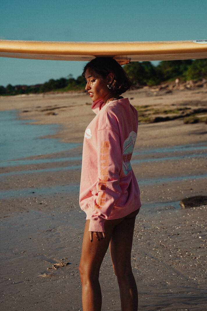 Notice the reckless FEMMES RIPTIDE CREWNECK WASHED PINK