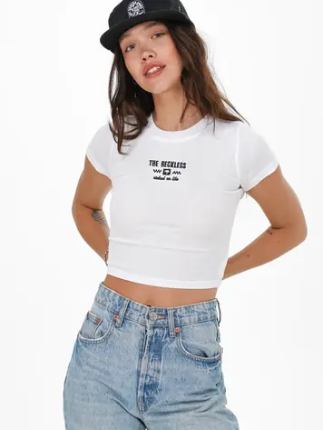 Notice the reckless BASIC FITTED TEE WHITE