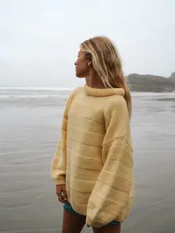 Notice the reckless FEMMES CHANDAIL BUTTER YELLOW