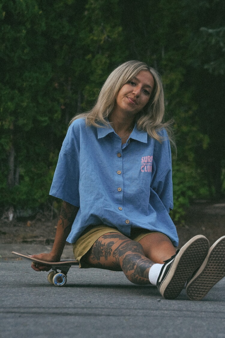 Notice the reckless WOMEN'S SURF CLUB SHORT-SLEEVE SHIRT