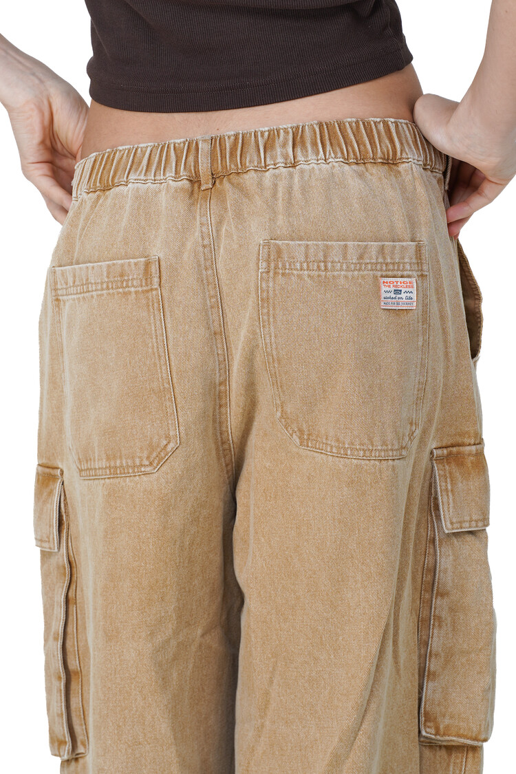 Notice the reckless WOMEN'S DRIFT SAND BARRELL JEANS