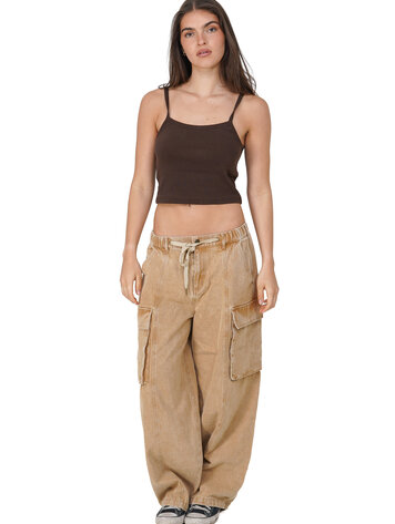Notice the reckless WOMEN'S DRIFT SAND BARRELL JEANS
