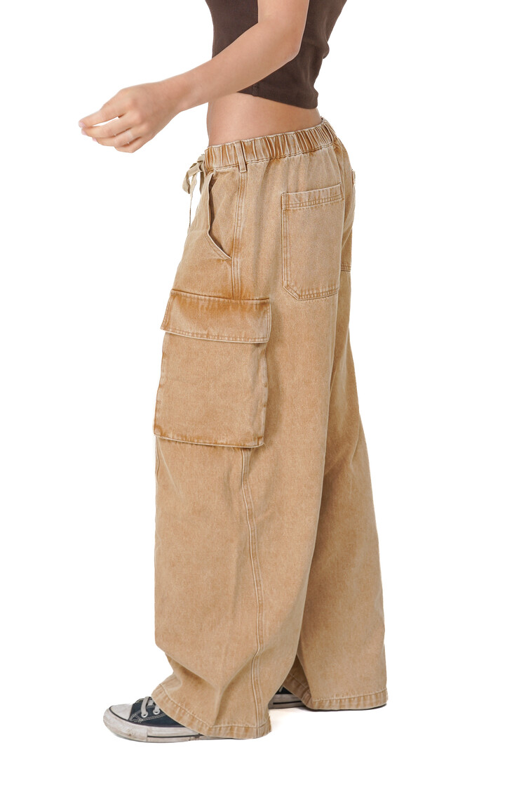 Notice the reckless FEMMES DRIFT SAND BARRELL JEANS