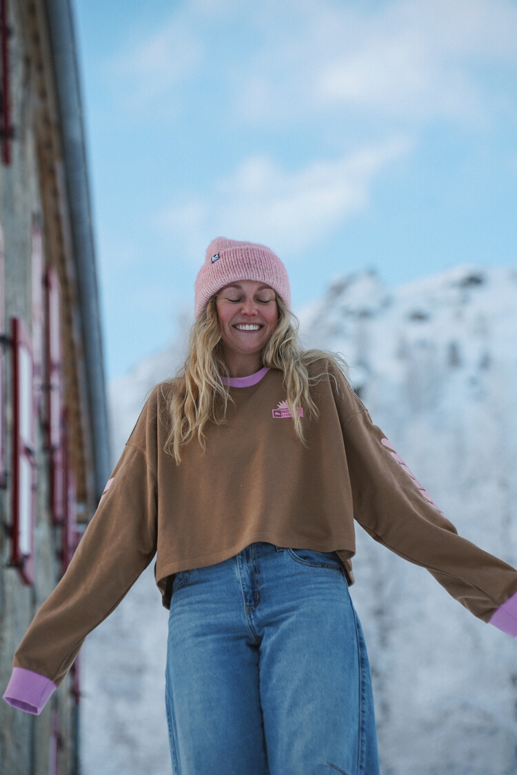 Notice the reckless WOMEN'S GREAT WHITE NORTH CROPPED LONG SLEEVE