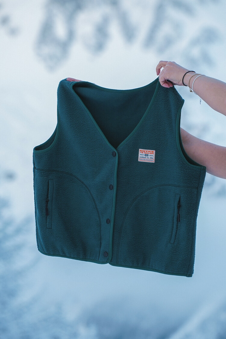 Notice the reckless WOMEN'S EMERALD CROPPED VEST