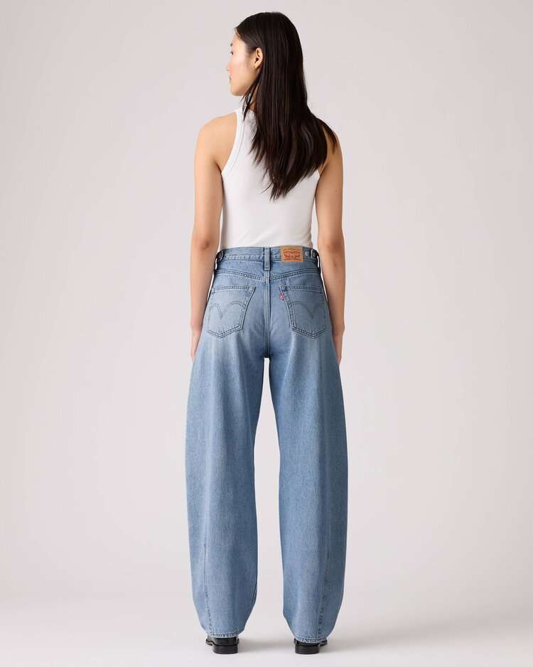 Levis FEMMES CINCH BARREL 31 JEANS