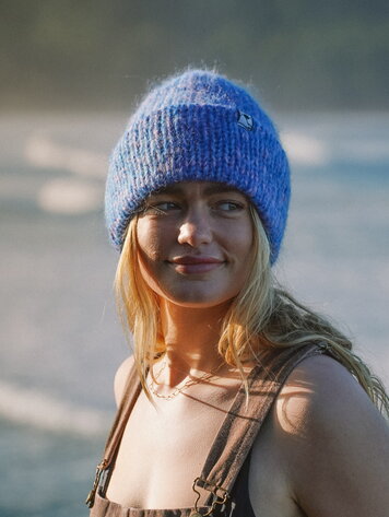 Notice the reckless FEMMES TUQUE SKY BLOOM MOHAIR
